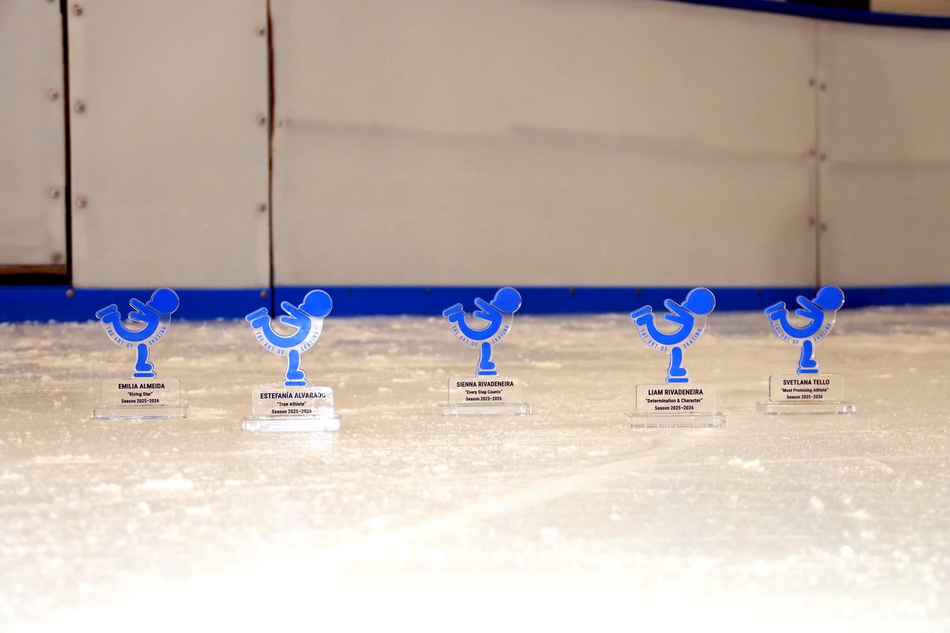 Estatuillas de los Ice Gravity Awards exhibidas sobre la pista de hielo
