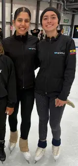 Dos adolescentes de Ice Gravity posando juntas con sus patines sobre el hielo