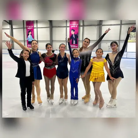 Patinadoras de Ice Gravity reunidas sobre la pista representando al club