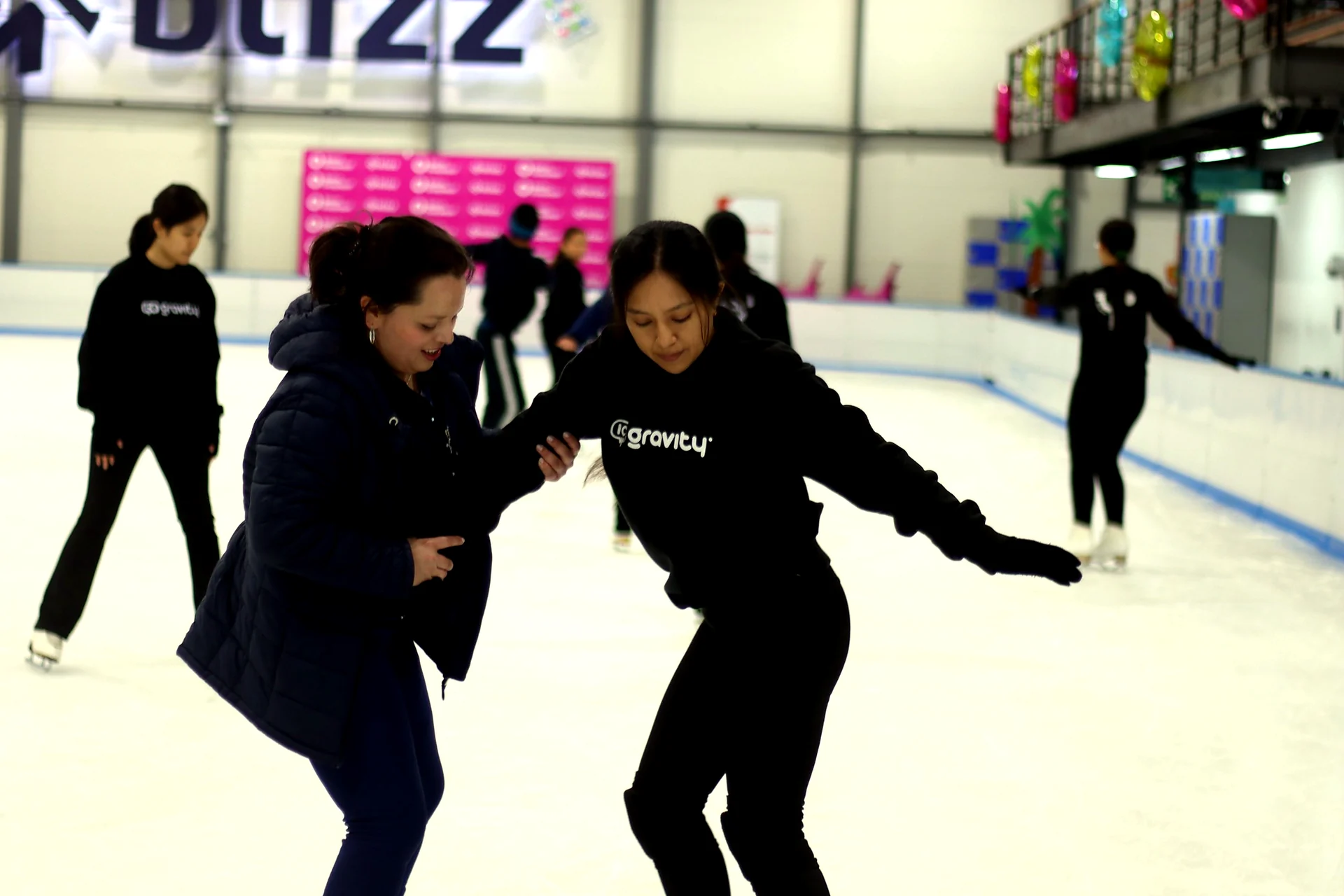 Entrenadora de Ice Gravity acompañando a una patinadora adulta durante su práctica
